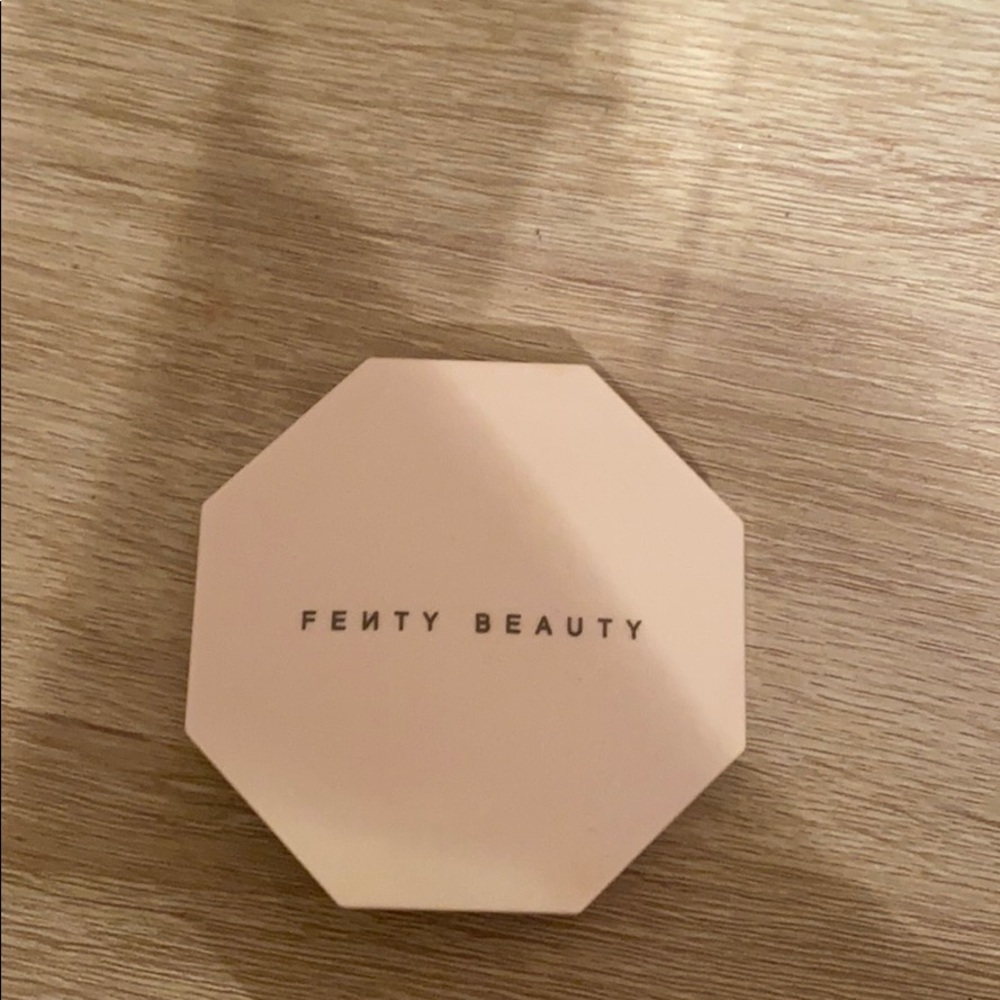 Fenty beauty highlighter in “trophy wife”